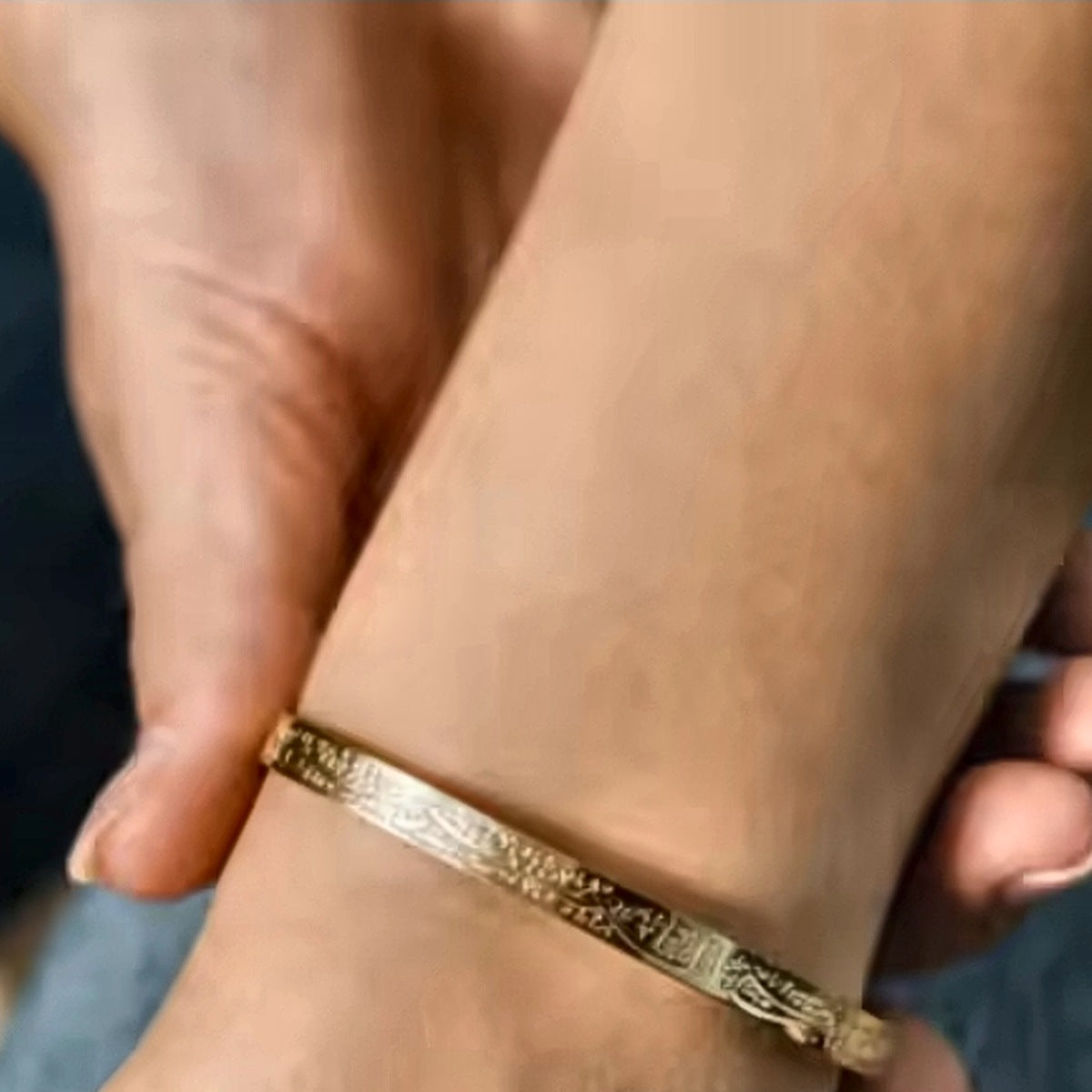 Bracelet Ayat al-Kursi porté au poignet