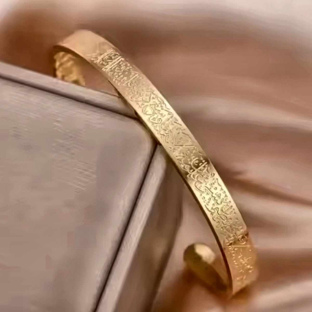 Bracelet Ayat al-Kursi présenté dans son écrin, prêt à offrir